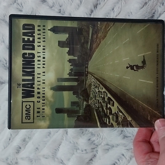 The Walking Dead Season  1 - Picture 1 of 4